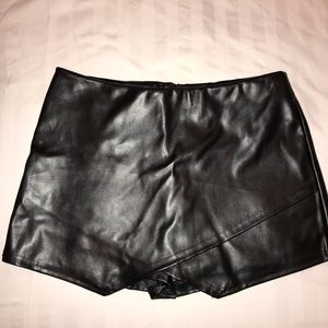 WORN ONCE BLACK LEATHER ENVELOPE SKORT